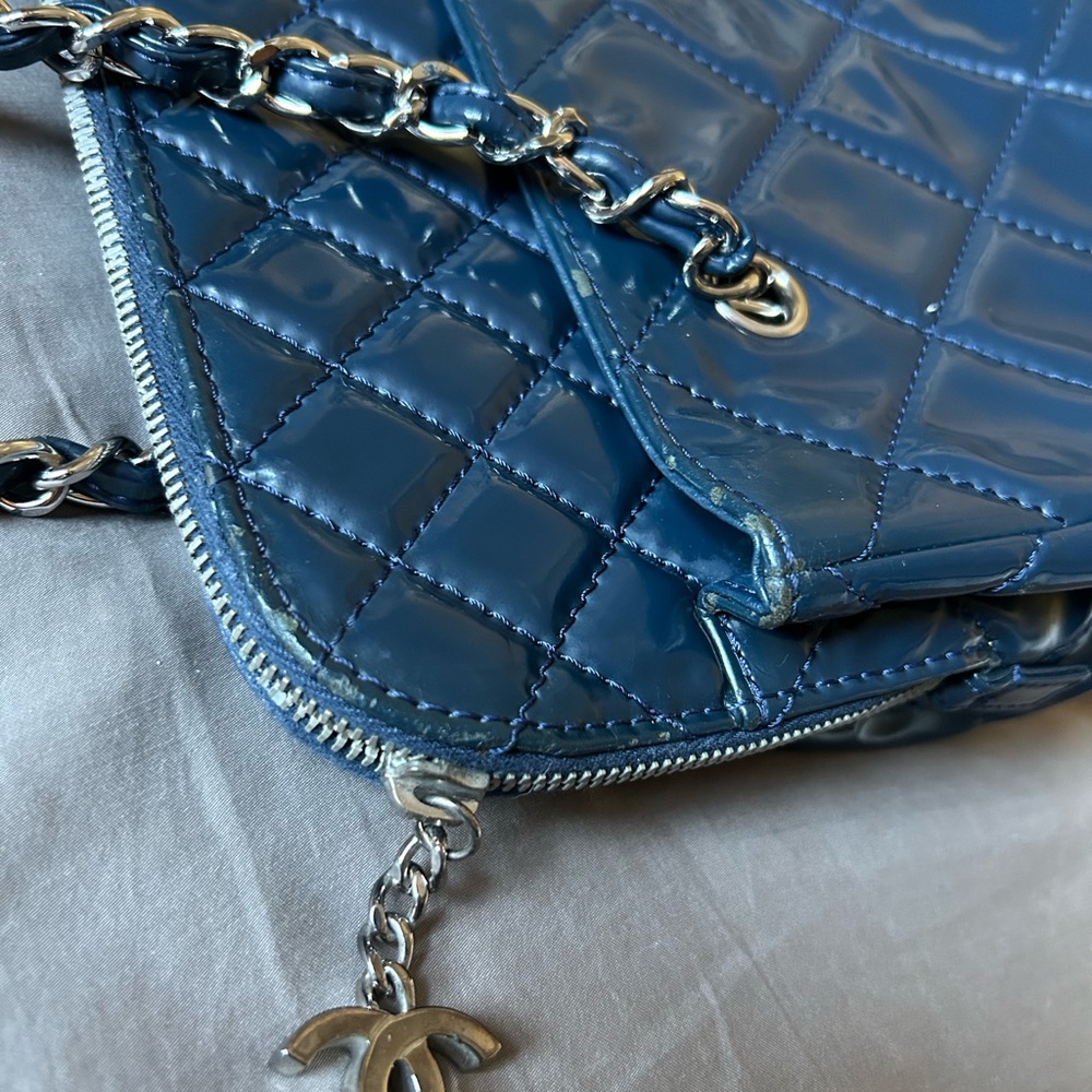 Authentic CHANEL patent quilted shoulder bag - Picture 9 of 14
